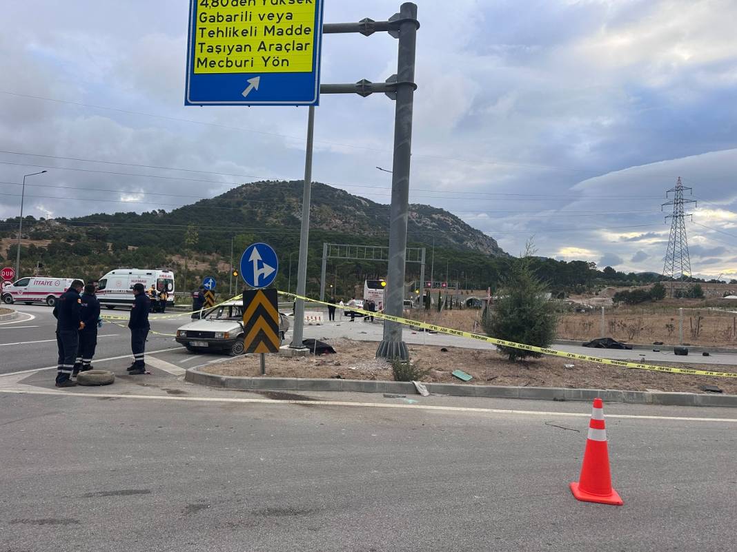 Yolcu otobüsü otomobille çarpıştı! Can kayıpları var 4